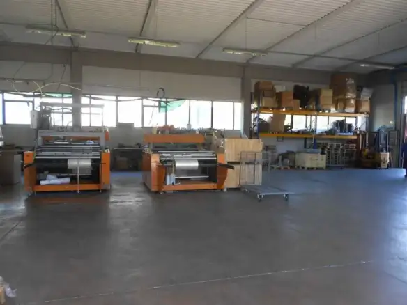 Capannone industriale in vendita a Montale - con giardino